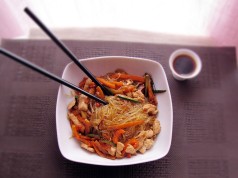 Spaghetti di soia con pollo e verdure